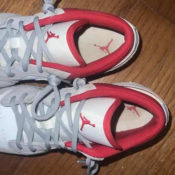 Youth Air Jordan 1 Low SE Light Smoke Grey & Red - Picture 7 of 11